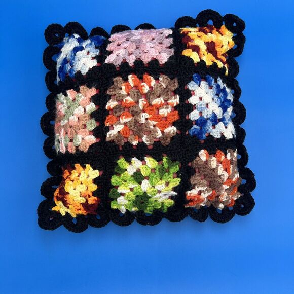 VTG Square Pillow Cover Granny Square Crocheted Yarn Black Flower Red Back 13x13 - Picture 1 of 3